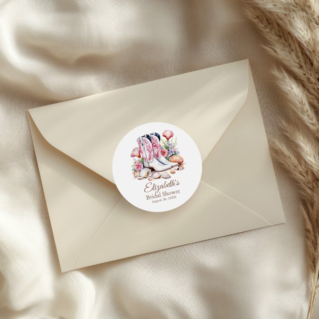 Adesivo Botas Boho Rosa para Cowgirl em Chuveiro de Noiva (Boho Pink Coastal Cowgirl Boots Bridal Shower Classic Round Sticker on an elegant envelope.)