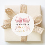 Adesivo Bride to be pink bow pearls elegant Bachelorette<br><div class="desc">Celebrate in style with this elegant bachelorette party wine glass. The design features a delicate blush pink bow accented with pearls and sophisticated gold-toned typography. It makes a perfect commemorative gift for the bride-to-be to use during her bridal shower or girls' night out.</div>