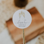 Adesivo Brinde de Champanhe "Saúde ao Amor" Personalizada<br><div class="desc">Os adesivos festivos e elegantes para a sua festa de noivado,  janto de ensaio ou casamento contêm um par de copos de champanhe em água,  cheios de espuma. Personalize com duas linhas de texto personalizado abaixo; mostradas com "torcida para amar" e os nomes dos casais.</div>