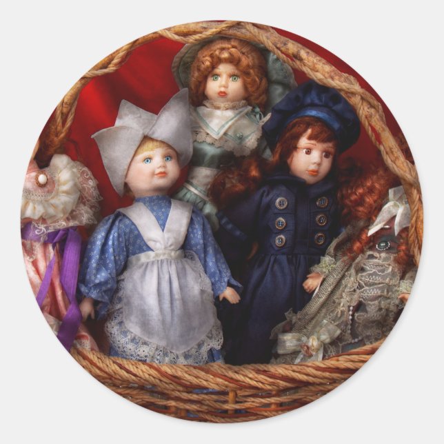 Adesivo Brinquedos - Bonecas - Uma cesta de bonecas vitori (Frente)