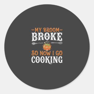 Adesivo Bruxa de Halloween Cozinhando com Cabo de Vassoura
