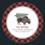Adesivo Buffalo Bison Árvore de Natal Endereço da Xadrez V<br><div class="desc">Ilustração de um bisão de búfalo vestindo chapéu de Papai Noel com árvore de Natal amarrada às costas. Design de borda de xadrez de búfalos preto e vermelho com texto preto e vermelho.</div>