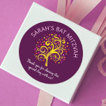 Adesivo Burgundy Bat Mitzvah Gold Foil Tree of Life Modern<br><div class="desc">Tenha orgulho, alegria e mostre este marco do seu Bat Mitzvah favorito! Use este adesivo divertido, sofisticado e personalizado para adicionar a seu dia especial. Uma espinheira de ouro falso, gráfica, impressionante, com cor-de-rosa cintilante, laranja, e Estrela vermelha de David e "folhas" de ponto, sobrepõe-se a um rico fundo roxo...</div>