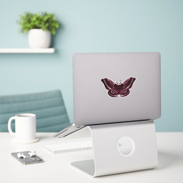 Adesivo Burgundy Gótica Moth (Laptop na mesa)