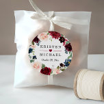 Adesivo Burgundy Red Blush Floral Wreath Casamento Favor<br><div class="desc">Faça seus favores de casamento se destacarem com este Vinheta Floral de Ferro Vermelho Burgundy. Apresentando um design de coroa floral chica e tensa em tons de burgundy, blush e verde, este adesivo redondo é perfeito para adicionar um pop de cor e estilo aos seus favores de casamento. Você pode...</div>