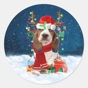Adesivo Cachorro Caçado de Basset na Neve com Presentes de
