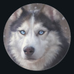 Adesivo Cachorro Siberian Husky<br><div class="desc">Esta pintura digital representa um Husky Siberiano sobre a neve,  seu pelo brilhando com realces gelados enquanto a paisagem de inverno se estende infinitamente atrás dela. Os olhos expressivos do cão chamam a atenção do espectador.</div>