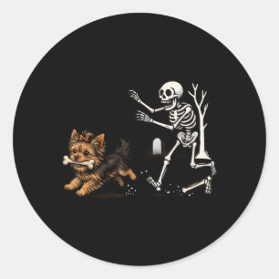 Adesivo Cachorro Yorkie Perseguido por Esqueleto de Hallow