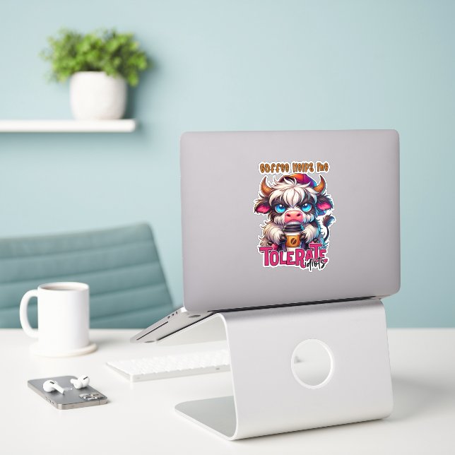 Adesivo Café Me Ajuda a Tolerar Idiotas  (Laptop na mesa)