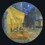 Adesivo Cafe Terrace à Noite | Vincent van Gogh<br><div class="desc">Cafe Terrace na Night (1888), de Vincent van Gogh, é uma representação luminosa e icônica de um confortável café ao ar livre em Arles, França, sob um céu estrelado à noite. O brilho amarelo vibrante do café contrasta lindamente com o azul profundo da noite, criando um ambiente quente e convidativo....</div>