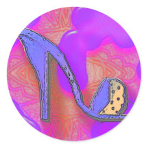 calçado roxo sobre fundo rosa e roxo