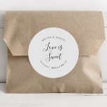 Adesivo Caligrafia Minimalista Amor Casado é Doce<br><div class="desc">Completar seu evento de casamento com esse amor de casamento é um clássico e doce adesivo redondo.</div>