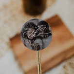 Adesivo Caligrafia romântica Foto Escura Salva Data<br><div class="desc">Esta fotografia escura da caligrafia romântica salva o adesivo de data é perfeito para um casamento simples. O clássico design moderno apresenta espirais ricos e turbilhões brancos com magnífica e elegante tipografia à mão. Personalize os autocolantes com sua foto,  nomes e data de casamento.</div>