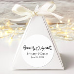 Adesivo Calliografia "Heart Love" é um doce favor de casam<br><div class="desc">Manuscrito Moderno De Caligrafia Simples O Amor Simples Minimalista É Bonito Vestido De Casamento Vestido - Nomes E Datas De Casal - Preto e Branco</div>