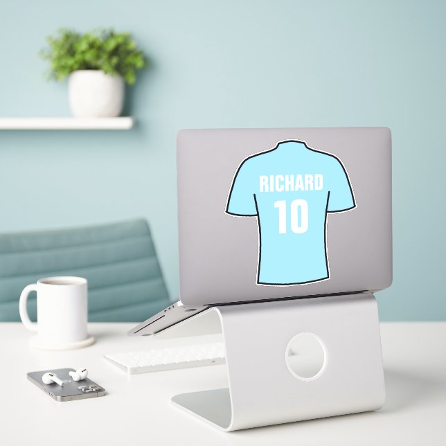 Adesivo Camisa de futebol design em azul-claro-céu. (Laptop na mesa)