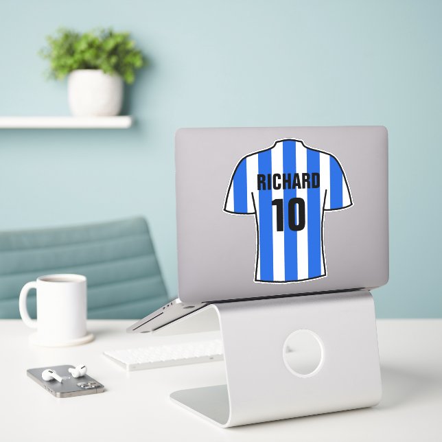 Adesivo Camisa de futebol design em Blue & White Strips St (Laptop na mesa)