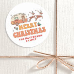 Adesivo Camping Merry Christmas Reindeer Nome Personalizad<br><div class="desc">Camping Merry Christmas Reindeer Personalized Etiqueta de nome Labels apresenta o texto "Feliz Natal" numa tipografia retrô com uma caravana decorada festiva sendo puxada por renas e acentuada com flocos de neve e holly. Personalize com seu nome personalizado. Projetado pelo Evco Studio www.zazzle.com/store/evcostudio</div>