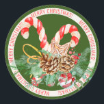 Adesivo Candy Cane Merry Christmas Round Sticker<br><div class="desc">Aqui está um adesivo de Natal nostálgico e colorido que soletra o Feliz Natal e apresenta canas doces,  uma estrela de pão de gengibre,  ornamento,  cones de pínus e galhos verdes com bagas sagradas. Utilize-os em envelopes,  cartões,  presentes e muito mais!</div>