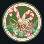 Adesivo Candy Cane Merry Christmas Round Sticker<br><div class="desc">Aqui está um adesivo de Natal nostálgico e colorido que soletra o Feliz Natal e apresenta canas doces,  uma estrela de pão de gengibre,  ornamento,  cones de pínus e galhos verdes com bagas sagradas. Utilize-os em envelopes,  cartões,  presentes e muito mais!</div>
