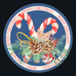 Adesivo Candy Cane Merry Christmas Round Sticker (Azul)<br><div class="desc">Aqui está um adesivo de Natal chamado vintage com um fundo azul que soletra o Feliz Natal e apresenta canetas doces,  uma estrela de pão de gengibre,  ornamento,  cones de pinho e galhos verdes com amoras ocas. Divertido de mostrar em envelopes,  cartões,  presentes e muito mais!</div>