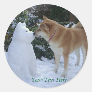 Adesivo cão akita bonitinho beijando cachorro-de-neve