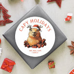 Adesivo Capy Holidays Fúria Bonita Capybara Feliz Natal<br><div class="desc">Adicione diversão de férias aos seus presentes com estes adesivos "Capy Holidays"! Apresentando uma bonitinha em um chapéu de Papai Noel com chifres de renas,  cercado por presentes,  este nome de família personalizado design adiciona um toque lúdico e festivo aos seus presentes!</div>