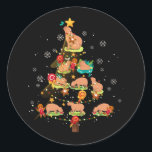 Adesivo Capybara Christmas Tree — Zoo Feliz de Natal<br><div class="desc">A capybara ou maior (Hidrochoerus hidrochaeris) é um roedor gigante de cavy nativo da América do Sul. É o maior roedor vivo e membro do gênero Hidrochoerus... laranjas engraçadas da capybara... Faz uma ideia de presente de capybara excelente, presente de tema capy bara para uma mãe de capybara, rapariga que...</div>