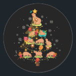 Adesivo Capybara Christmas Tree — Zoo Feliz de Natal<br><div class="desc">A capybara ou maior (Hidrochoerus hidrochaeris) é um roedor gigante de cavy nativo da América do Sul. É o maior roedor vivo e membro do gênero Hidrochoerus... laranjas engraçadas da capybara... Faz uma ideia de presente de capybara excelente, presente de tema capy bara para uma mãe de capybara, rapariga que...</div>
