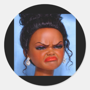 Adesivo Cara de boneca preta enojada e irritada meme Desgo