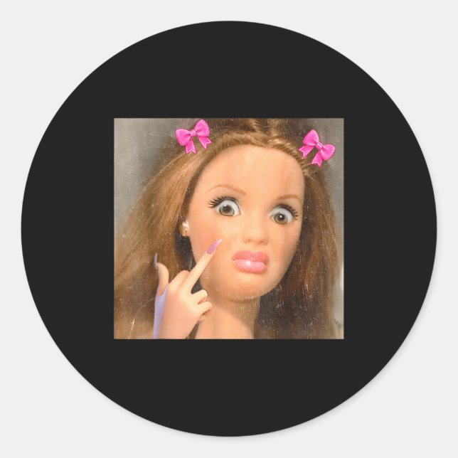Adesivo Cara de Boneca Repulsiva Engraçada Meme (Frente)