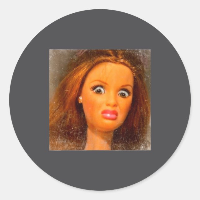 Adesivo Cara de Boneca Repulsiva Engraçada Meme (Frente)