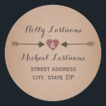 Adesivo Cardstock Inspirou Coração com Setas Endereço<br><div class="desc">Um adesivo de endereço de casamento com ilustração de um coração vermelho entre duas setas. O plano de fundo é o estoque de cartões inspirado. Personalize o texto com seus nomes e endereço.</div>