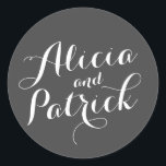 Adesivo Carolyna Wedding<br><div class="desc">Elegante design de casamento com os nomes da noiva e do noivo em um grande guião de estilo escrito à mão. As cores e fontes no design são totalmente personalizáveis. Para itens correspondentes, como cartões rsvp, adesivos, cartões de inserção e muito mais, clique no link abaixo para ver toda a...</div>