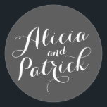 Adesivo Carolyna Wedding<br><div class="desc">Elegante design de casamento com os nomes da noiva e do noivo em um grande guião de estilo escrito à mão. As cores e fontes no design são totalmente personalizáveis. Para itens correspondentes, como cartões rsvp, adesivos, cartões de inserção e muito mais, clique no link abaixo para ver toda a...</div>