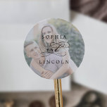 Adesivo Cartazes De Envelope Romântico De Foto De Caligraf<br><div class="desc">Estas selagens de fotos românticas de caligrafia são perfeitas para um casamento simples. O clássico design moderno apresenta espirais ricos e turbilhões brancos com magnífica e elegante tipografia à mão. Personalize o rótulo com os nomes da noiva e do noivo.</div>