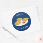 Adesivo Cartoon Feliz Hanukkah Trava Molho De Maçã<br><div class="desc">Envelope Seals que dizem "Feliz Hanukkah". Estes adesivos têm três latas sorridentes num prato com molho de maçã e creme azedo. As palavras estão em branco e o fundo é azul.</div>