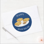 Adesivo Cartoon Feliz Hanukkah Trava Molho De Maçã<br><div class="desc">Envelope Seals que dizem "Feliz Hanukkah". Estes adesivos têm três latas sorridentes num prato com molho de maçã e creme azedo. As palavras estão em branco e o fundo é azul.</div>