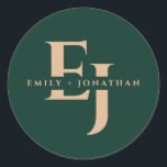 Adesivo Casal de nomes de  verde-merald casamento outono<br><div class="desc">Adicione um toque de elegância personalizada ao seu casamento outono com o nosso adesivo redondo clássico de nomes de Casais de monograma verde esmeralda. Projetado para combinar perfeitamente a sofisticação com os ricos tons do outono, este adesivo apresenta uma forma redonda clássica, adornada com uma impressionante cor verde esmeralda e...</div>