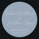 Adesivo Casamento Azul Moderno e Elegante<br><div class="desc">Este moderno e elegante evento ou adesivo de casamento apresenta um simples fundo azul empoeirado com texto branco. Os nomes do casal são impressos em uma fonte de script. A data e o local do casamento são impressos abaixo.</div>