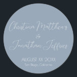 Adesivo Casamento Azul Moderno e Elegante<br><div class="desc">Este moderno e elegante evento ou adesivo de casamento apresenta um simples fundo azul empoeirado com texto branco. Os nomes do casal são impressos em uma fonte de script. A data e o local do casamento são impressos abaixo.</div>