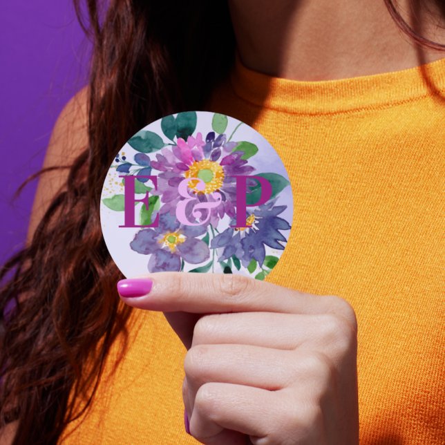 Adesivo Casamento bonito com Flor Azul Roxo e Monograma (Pretty Monogram Purple Blue Floral Wedding Classic Round Sticker)
