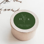 Adesivo Casamento Botânico Simples Verde Monograma<br><div class="desc">O adesivo redondo clássico monograma minimo,  simples verde,  de casamento botânico apresenta as suas iniciais em torno de uma botânica de desenho de linha,  juntamente com um esquema de tipo clássico moderno.</div>
