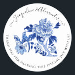 Adesivo Casamento Branco Azul de Folhagem de Aves Chinoise<br><div class="desc">"Floral Chinoiserie Foliage Blue White Wedding Classic Round Sticker." A cor d'água azul e branca pintou acrílica em canvas, um pássaro estilizado em um galho de peônia que tem um design floral chinês vintage para um design moderno e moderno. Toda a trabalho de arte foi criada por uma artista e...</div>