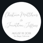 Adesivo Casamento Branco Moderno e Elegante<br><div class="desc">Este moderno e elegante evento ou adesivo de casamento apresenta um simples fundo branco com texto preto. Os nomes do casal são impressos em uma fonte de script. A data e o local do casamento são impressos abaixo.</div>