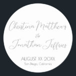 Adesivo Casamento Branco Moderno e Elegante<br><div class="desc">Este moderno e elegante evento ou adesivo de casamento apresenta um simples fundo branco com texto preto. Os nomes do casal são impressos em uma fonte de script. A data e o local do casamento são impressos abaixo.</div>