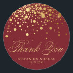 Adesivo Casamento Burgundy Gold Foil Confetti Obrigado<br><div class="desc">Estas obrigados de casamento que vocês colam apresentam um design de ponto de confete de folha de ouro falso na moda, emparelhado com um roteiro elegante para um visual polido e moderno. Disponível em uma variedade de cores de fundo, eles podem ser personalizados com seus nomes e data de casamento...</div>
