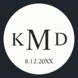 Adesivo Casamento clássico de noivos brancos monogramas br<br><div class="desc">Vinhetas de casamento clássicas e elegantes,  preto e branco. Noivas,  noites de noivo e sobrenome. A cor de fundo pode ser alterada para se adequar ao seu esquema de cores. Perfeito para decoração de mesa de recepção,  envelopes,  favores,  obrigado...  Entre em contato com o designer para obter mais variações.</div>