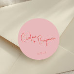 Adesivo Casamento Colorido de Script Vermelho Cor-de-Rosa<br><div class="desc">Colorida Personalizada Colorida Colorida Boho Vermelho Cor-de-Rosa Script Clássico Redondo Casado</div>