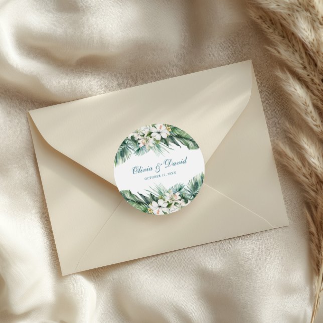 Adesivo Casamento com Folhas Tropicais e Flores Brancas (Tropical leaves and White Flowers Wedding Classic Round Sticker on an elegant wedding envelope.)