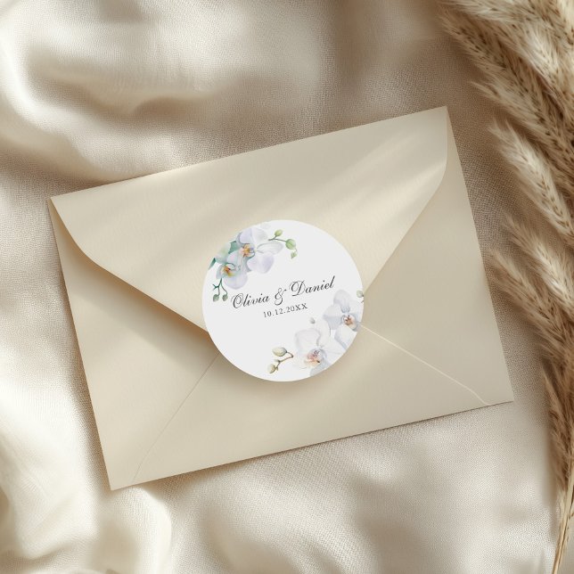 Adesivo Casamento com Orquídea Branca Moderna Elegante (Modern Elegant White Orchid Wedding Classic Round Sticker on a wedding envelope.)